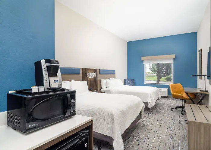 Holiday Inn Express Pratt By Ihg