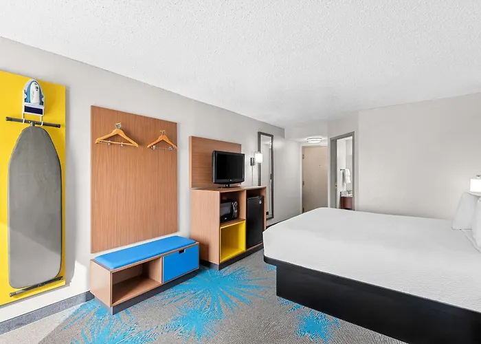 Days Inn & Suites By Wyndham Cedar Rapids