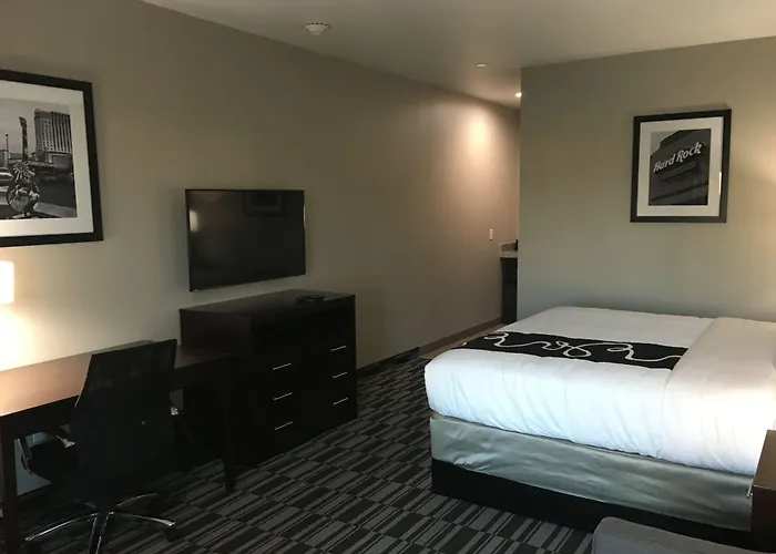 Catoosa Inn & Suites