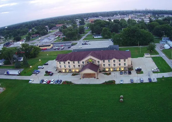 Countryview Inn & Suites