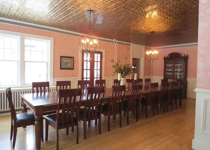 Carriage House Bed & Breakfast
