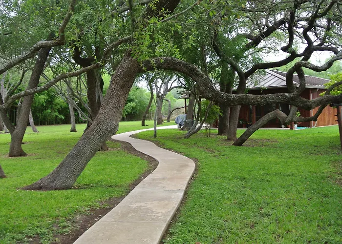 Live Oaks Bed And Breakfast