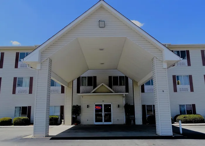 Oak Tree Inn & Suites