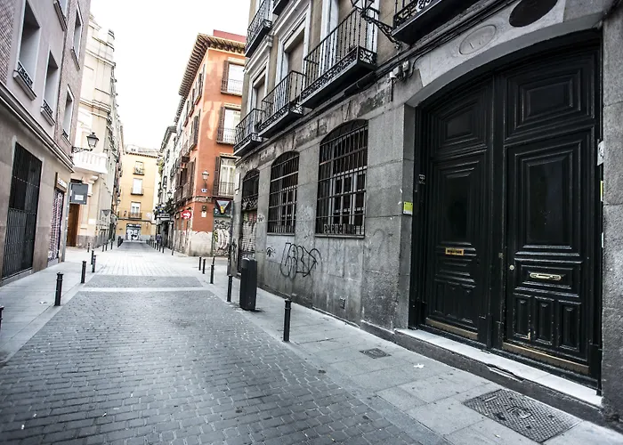 Hola Rooms