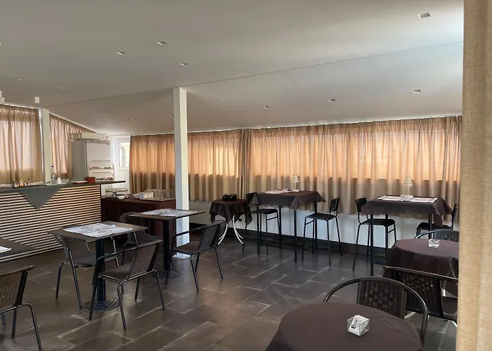 8Room Hotel