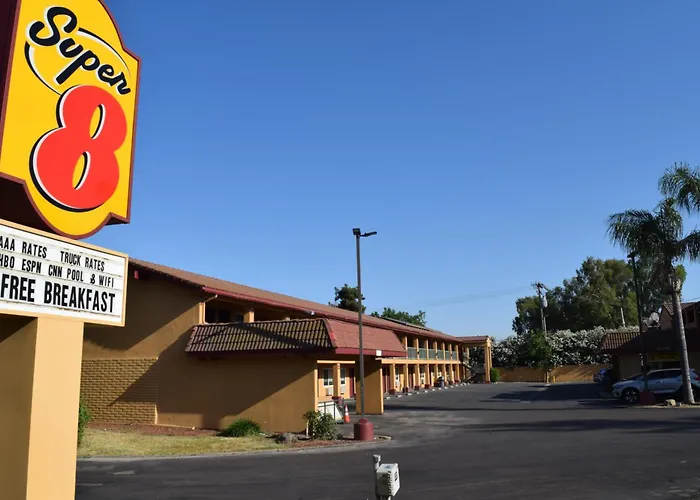 Super 8 By Wyndham Visalia Hotel
