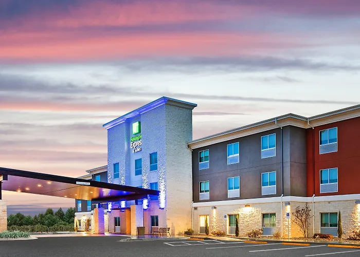 Holiday Inn Express & Suites Junction By Ihg
