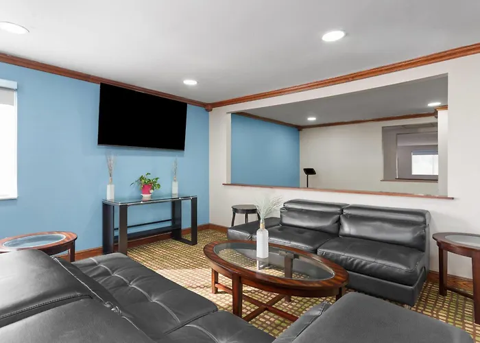 Baymont By Wyndham Piqua Hotel