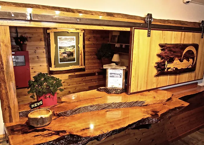 Yellowstone Village Inn&Suites