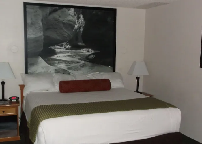 Super 8 By Wyndham Salina/Scenic Hills Area