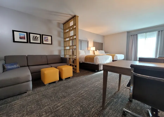 Comfort Inn & Suites Jacksonville - Orange Park Near Naval Air Station