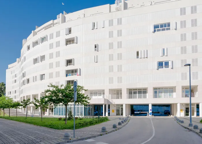 Sky & Sun Luxury Rooms With Private Parking In The Garage