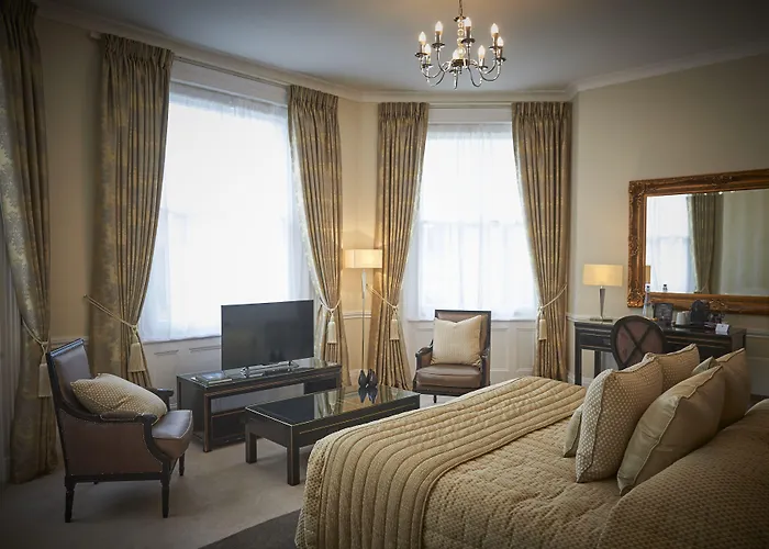 Phyllis Court Members Club
