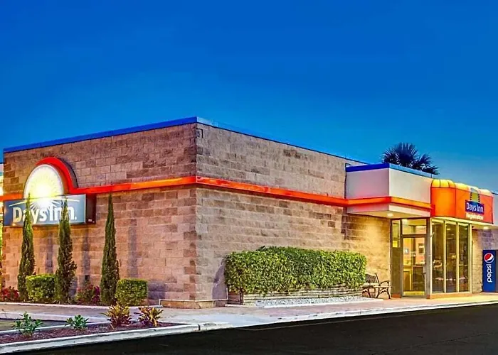 Days Inn By Wyndham Bradenton - Near The Gulf