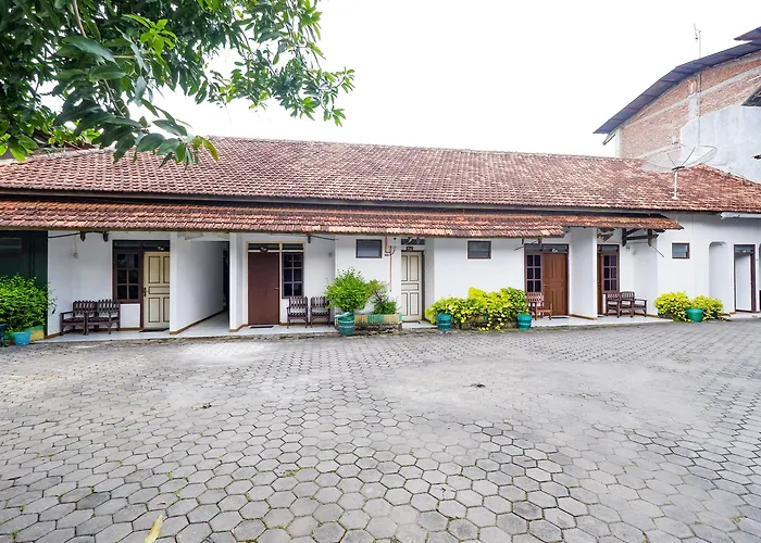 Spot On 2865 Sartika Inn Pati