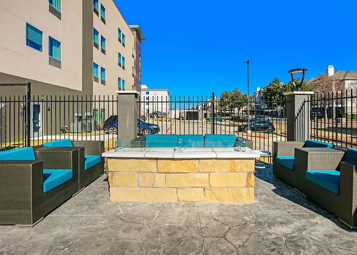 La Quinta Inn & Suites By Wyndham Dfw Airport West-Glade
