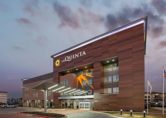 La Quinta Inn & Suites By Wyndham Dfw Airport West-Glade