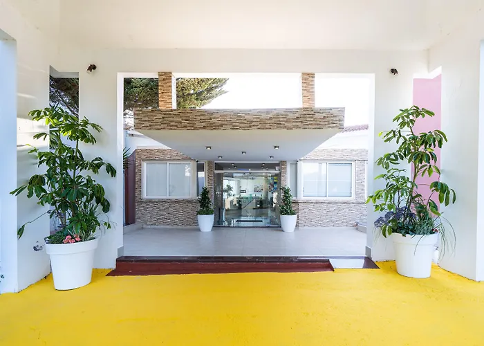 Adelais Bay Hotel