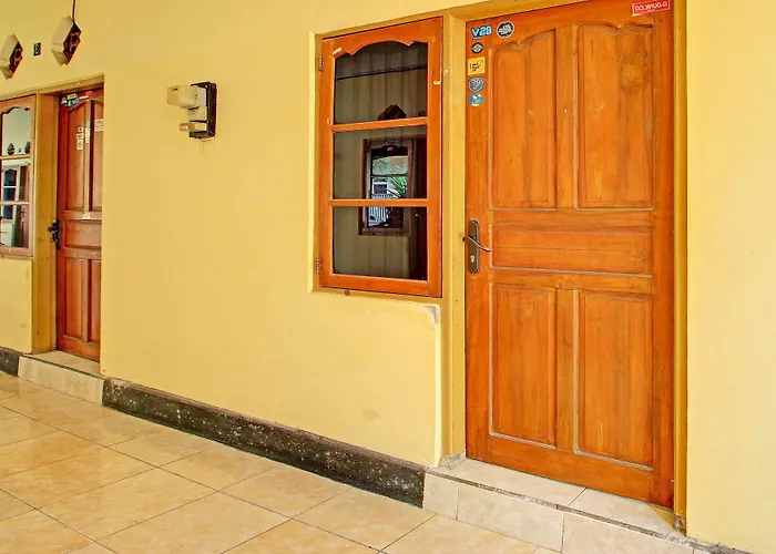Oyo Life 92954 Shanti Kost