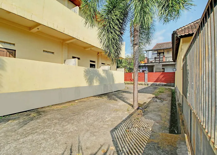 Oyo Life 92954 Shanti Kost