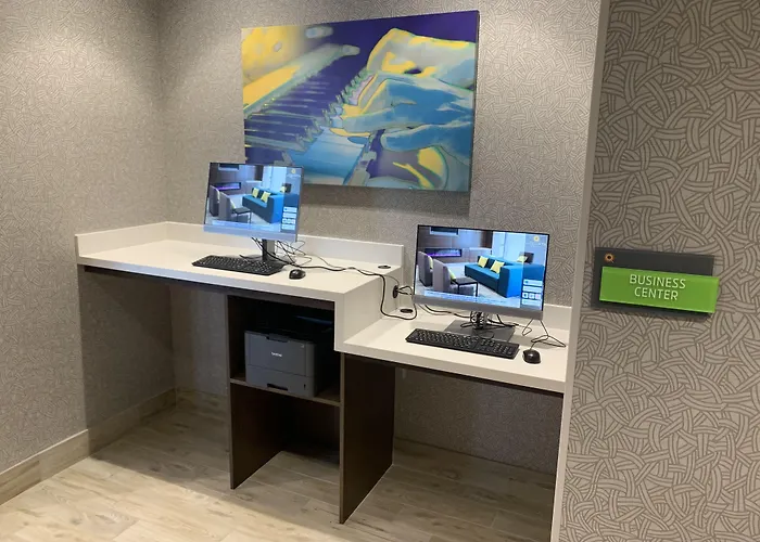 La Quinta Inn & Suites By Wyndham Kansas City Beacon Hill