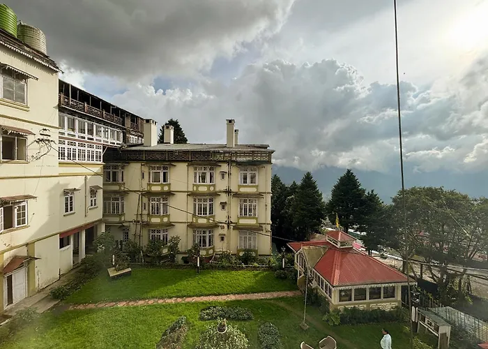Pineridge Hotel At Mall Road