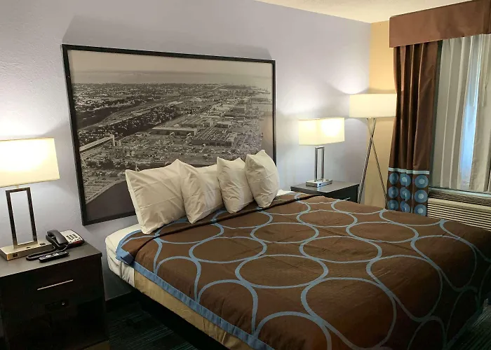 Super 8 By Wyndham Newport News