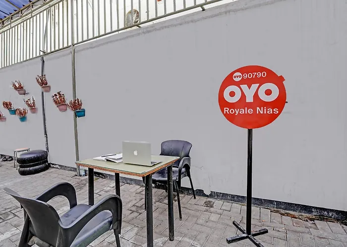 Oyo 90790 Royale Nias