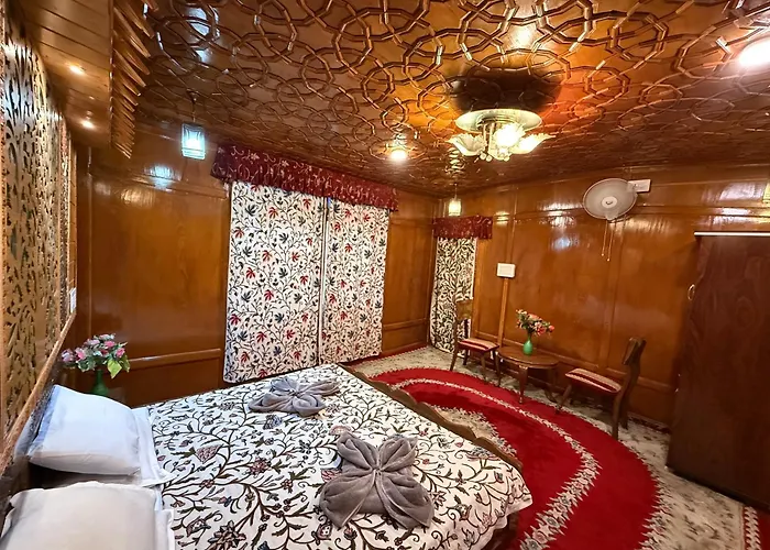 Houseboat Patloo Palace
