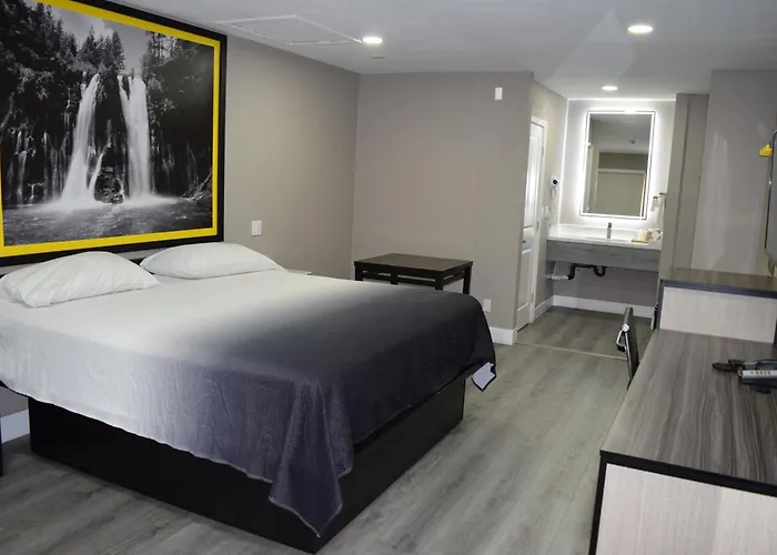 Super 8 By Wyndham Visalia