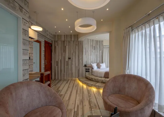 De Glance Hotel, Near Surat Railway Station