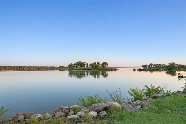 Spacious Wooden Suite #1 By The Lake At Texoma Shores Resort