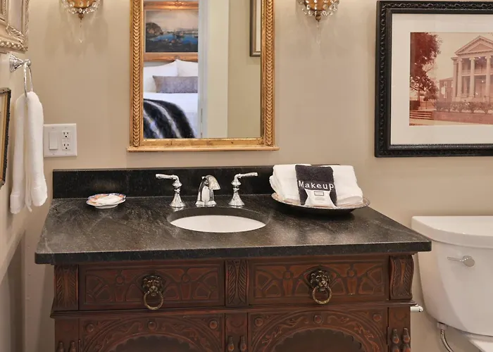 Magnolia Hall - Armstrong Suite - King Suite