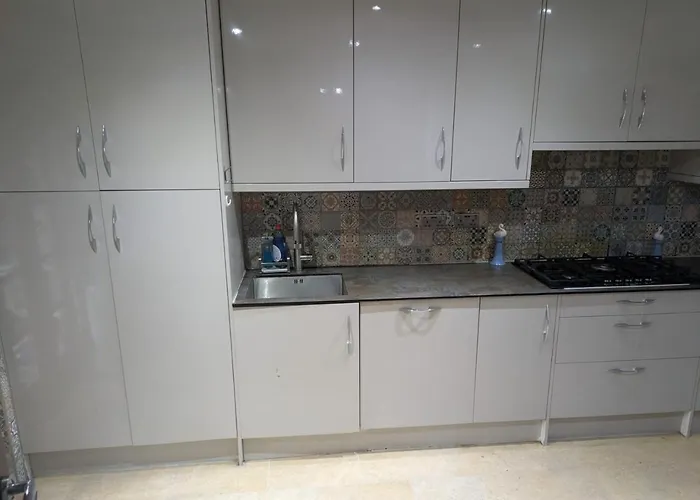 Large Central Lodge Near Heathrow Airport & London With Parking