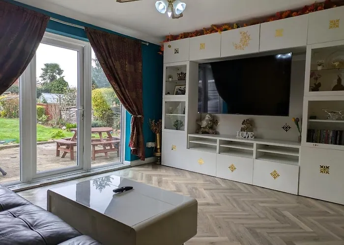 Large Central Lodge Near Heathrow Airport & London With Parking