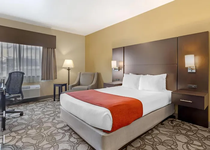 Best Western Plus Plaza By The Green