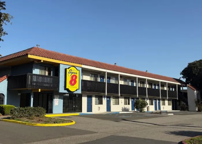 Super 8 By Wyndham Petaluma Hotel