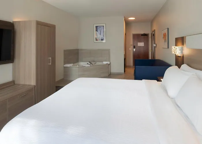 Holiday Inn Express Hotel & Suites Fort Atkinson By Ihg