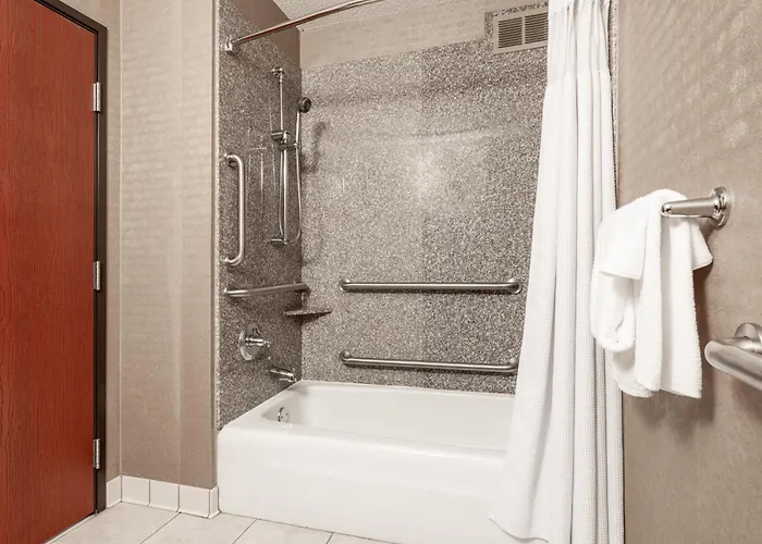 Crowne Plaza Milwaukee Airport By Ihg Hotel
