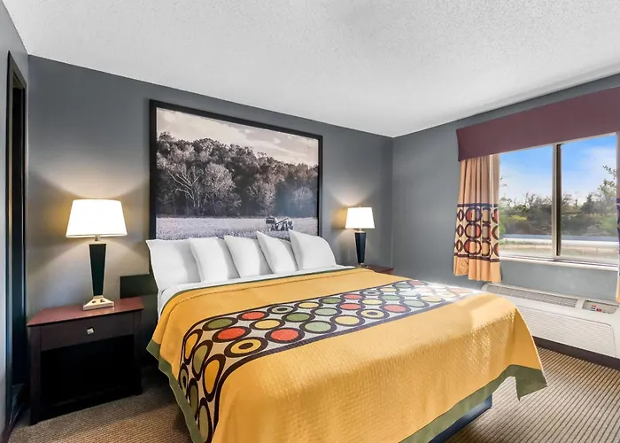 Super 8 By Wyndham Bloomington University Area