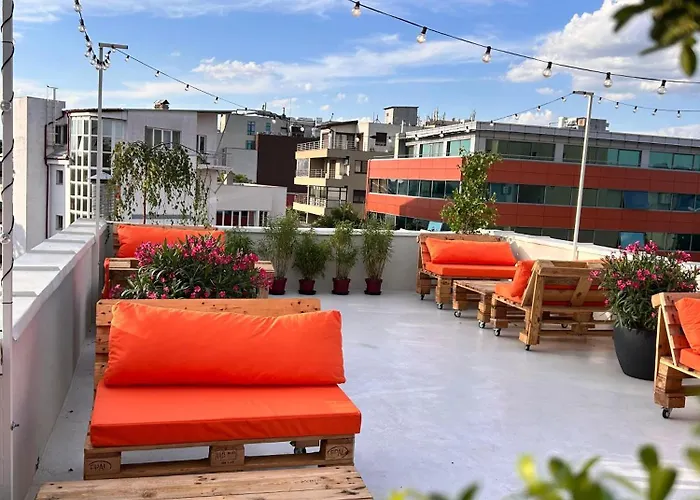 Graffiti Hotel Rooftop - Central Location
