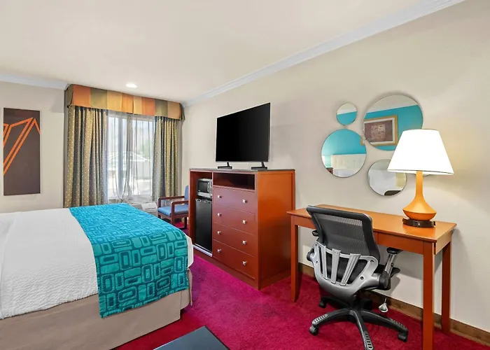Howard Johnson By Wyndham Pasadena