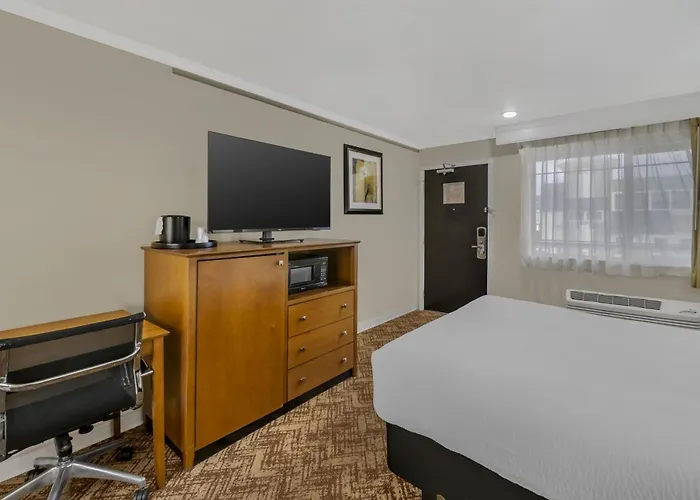 Best Western Plus Northwoods Inn