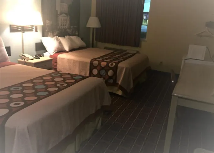 Super 8 By Wyndham Martinsville