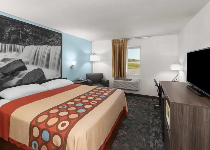 Super 8 By Wyndham Rock Port Mo