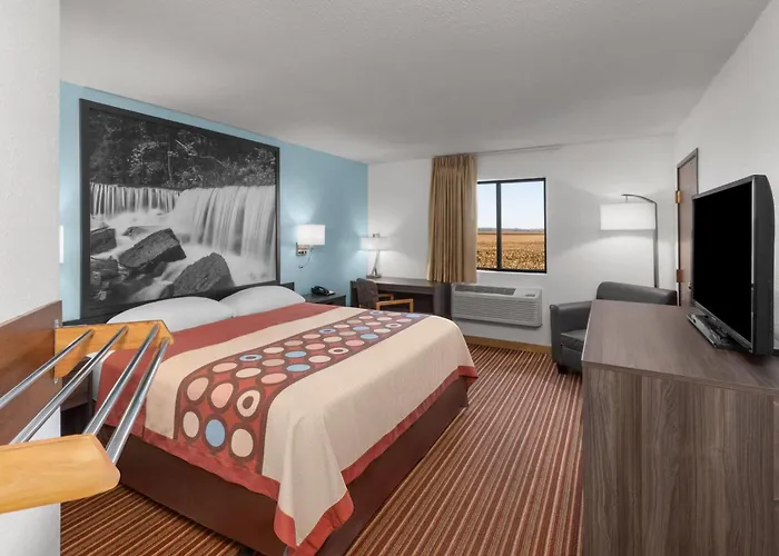 Super 8 By Wyndham Rock Port Mo