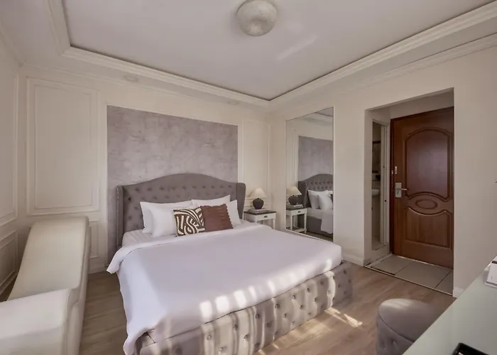 Quy Hung Hotel - Ben Thanh Market