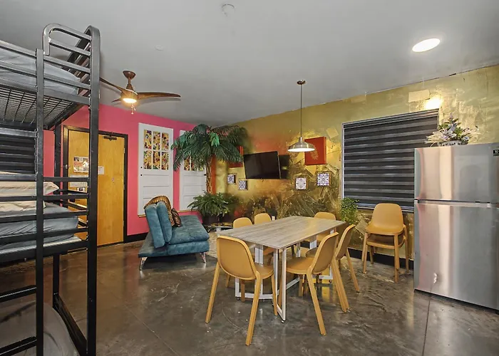 Miami Beach Vibe Deluxe Suite For 10