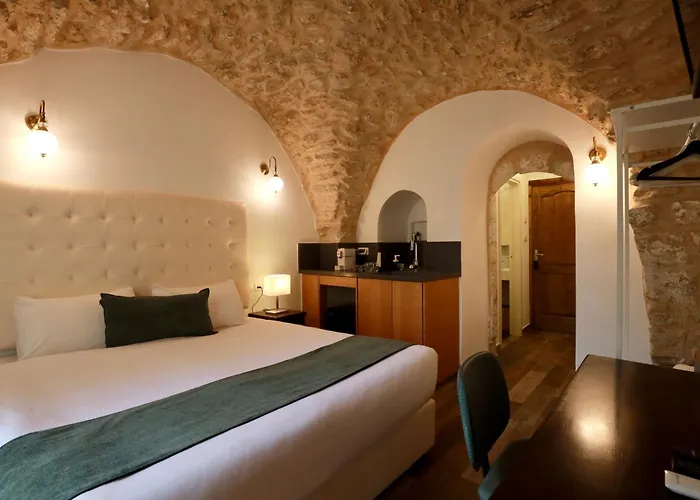 Petrakis Inn