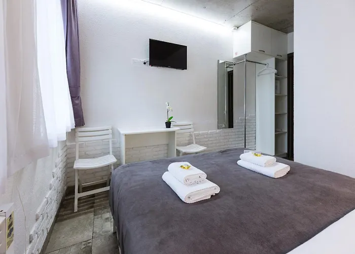 Smart Hotel Rooms Near Metro 24/7